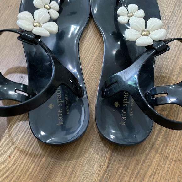 Kate Spade New York Women's Black White Floral Jelly Thong Buckle Sandals - Picture 4 of 8